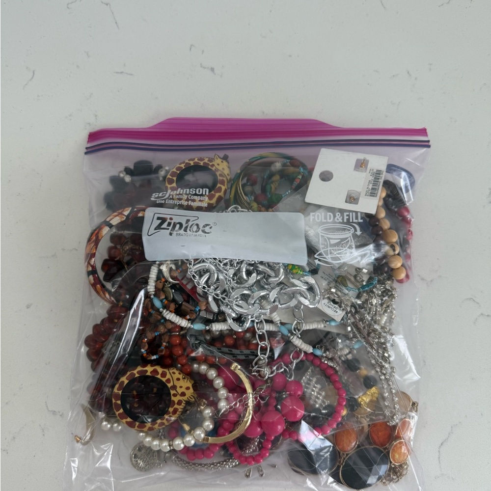 MYSTERY Jewlery BAG!!! all types of jewelry 
2 pound bag of jewelry - Picture 2 of 3